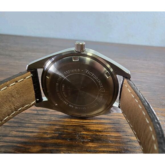 Ladies Victorinox Swiss Army 34mm Garrison SS 241084 Quartz Watch New Battery - Picture 10 of 10